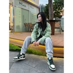 에어 조던 1 하이 OG 프로 그린 남성화 - 블랙, 화이트, 그린 색상의 측면 뷰