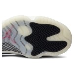 프리미엄 스네이크스킨 디테일이 돋보이는 Air Jordan 11 Low Light Bone Snakeskin CD6846-002