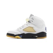 Air Jordan 5 Retro FZ5758-004 - 베이지 메시와 파란색 포인트가 돋보이는 화이트 가죽 스니커즈 & 투명 밑창